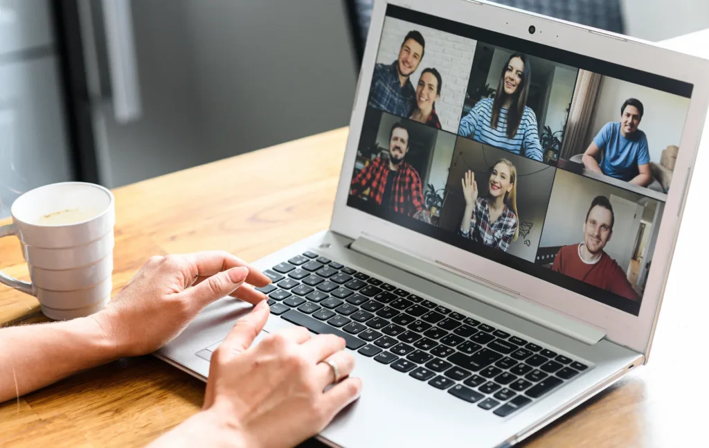 Leider voert persoonlijk gesprek via videocall met teamleden